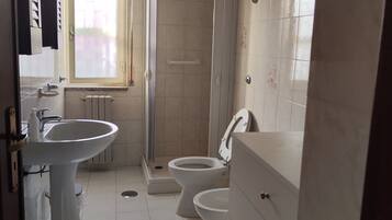 Asciugacapelli, bidet, asciugamani, sapone