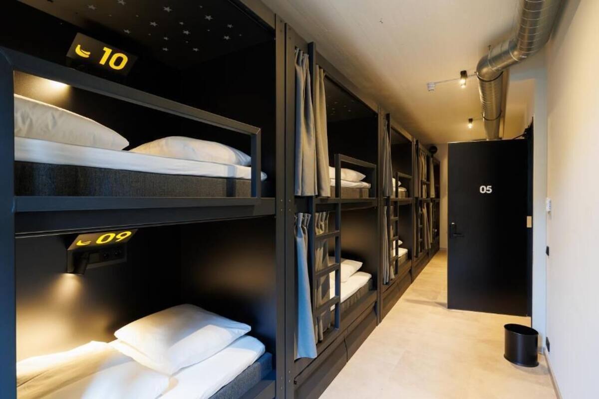 10-Pod Room, Shared Bathroom