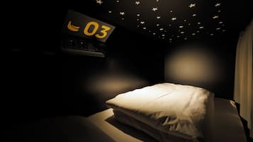 Ropa de cama de alta calidad y espacio para trabajar con un portátil