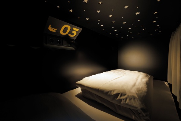 Premium bedding, laptop workspace, WiFi (free), bed sheets