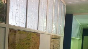 Ein Flur mit einer Frankreichkarte und einem Zeitungsartikel an der Wand.