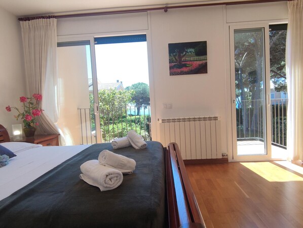 4 bedrooms, free WiFi, bed sheets