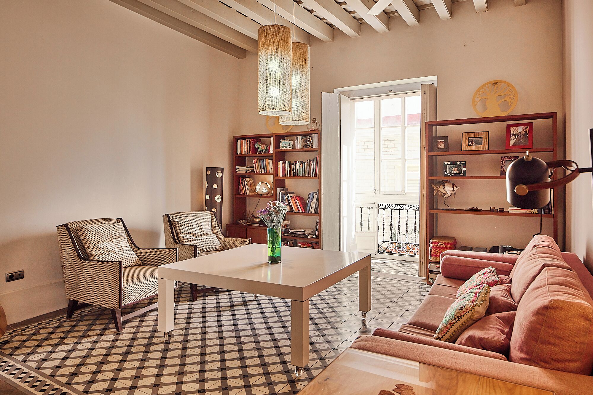 Een tafeltennistafel, boeken, een computerscherm en een printer