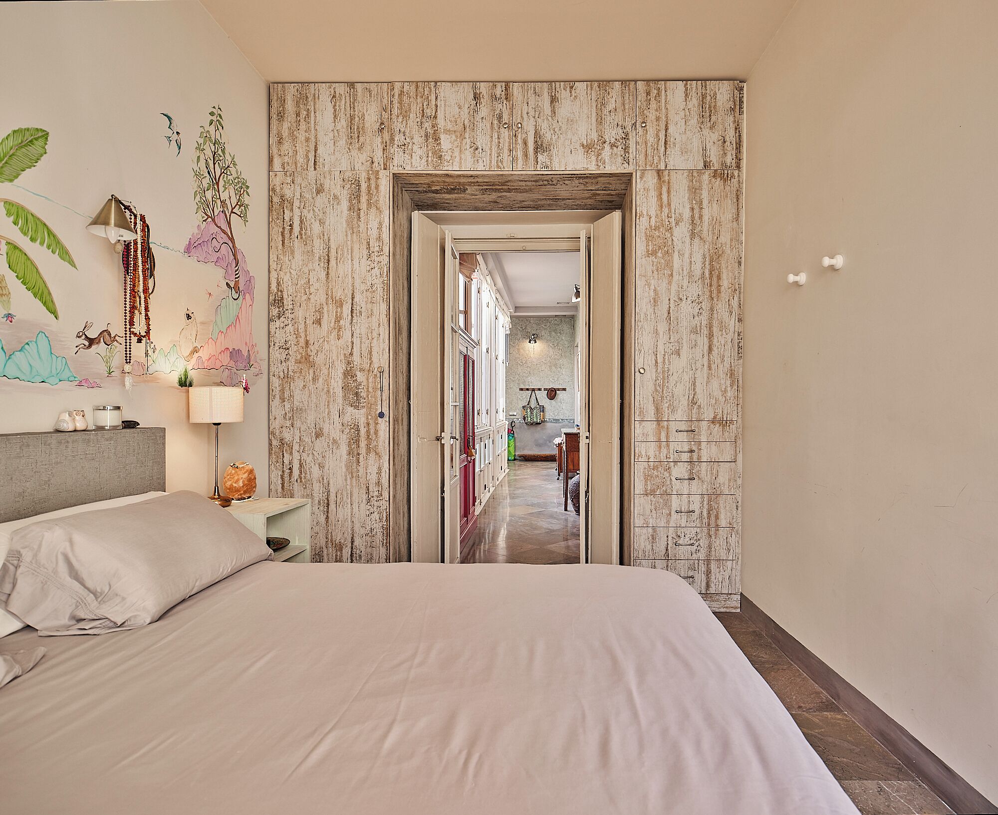 3 dormitorios, escritorio, tabla de planchar con plancha y cuna de viaje