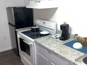 Kylskåp, mikrovågsugn, ugn och spishäll