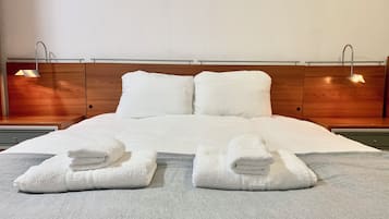 5 bedrooms, in-room safe, desk, free WiFi