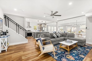 Televisión, chimenea y oficina