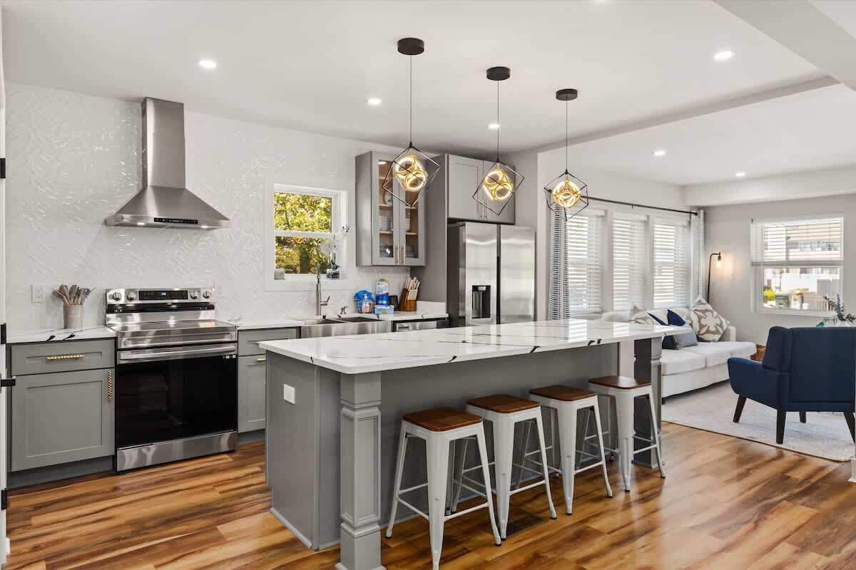 Kjøleskap, mikrobølgeovn, ovn og kokeplater