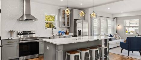 Jääkaappi, mikroaaltouuni, uuni, liesi