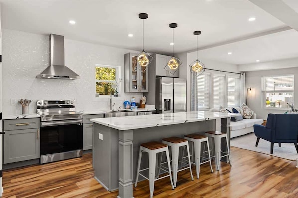 Refrigerador, microondas, horno y parrilla de estufa