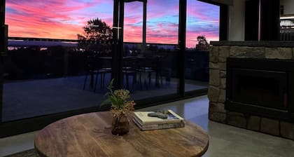 Lawson Lux Lodge Bethanga - Luxury two bedroom barn-style lodge