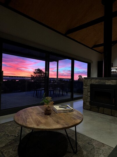 Lawson Lux Lodge Bethanga - Luxury two bedroom barn-style lodge