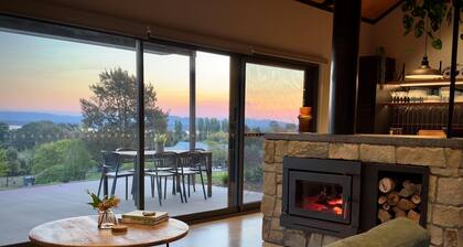 Yabbarin Lux Lodge Bethanga - Two bedroom luxury barn style cabin