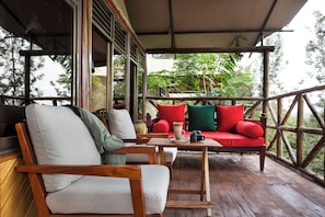 行政帐篷房, 河景 | 防过敏的被褥、特色家居、办公桌、笔记本电脑工作区