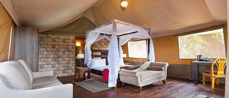 Tienda de campaña ejecutiva, vista al río | 1 habitación, ropa de cama hipoalergénica y muebles diferentes