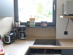 Jääkaappi, mikroaaltouuni, uuni, liesi