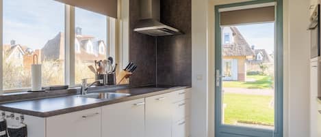 Kühlschrank, Geschirrspüler, Wasserkocher mit Kaffee-/Teezubehör