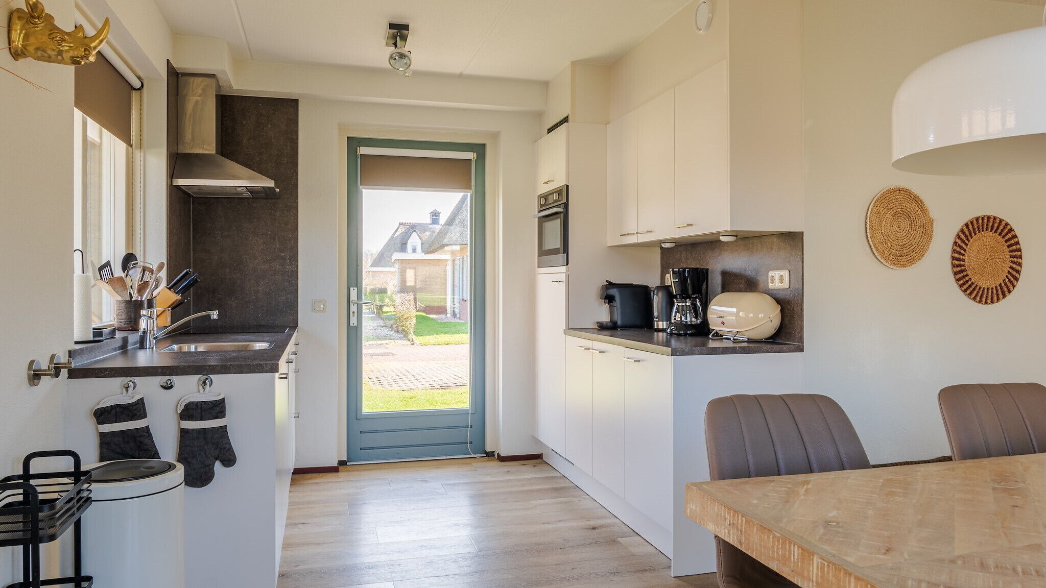 Een koelkast, een vaatwasser, een koffiezetapparaat/waterkoker