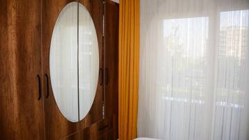 Apartamento, vista para o jardim | 1 quarto, camas Select Comfort, escrivaninha, quartos à prova de som