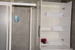 Apartament, vistes al jardí | Bany | Dutxa, assecador de cabells, barnussos i sabatilles