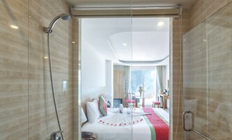Quarto casal ou duplo luxo, sacada, vista para o mar | Banheiro | Chuveiro, chuveiro com efeito de chuva, produtos de toalete de grife 