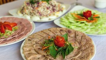 Desayuno completo diario (VND 150000 por persona)