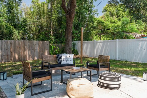 Modern, Charming Home in the heart of Winter Park- Perfect for a couples retreat or small group!