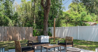 Modern, Charming Home in the heart of Winter Park- Perfect for a couples retreat or small group!