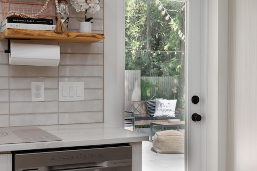 Modern, Charming Home in the heart of Winter Park- Perfect for a couples retreat or small group!