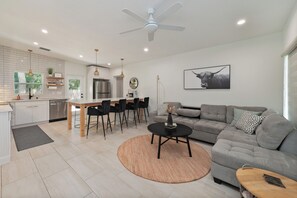Smart TV, offices - Modern, Charming Home in the heart of Winter Park- Perfect for a couples retreat or small group! (Winter Park)
