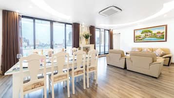 Apartamento júnior, 1 cama King e sofá-cama, para não fumantes, vista para a cidade | Área de estar | Smart TV 42 polegadas com canais de TV premium, Netflix, filmes pagos