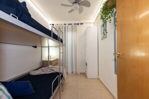 1 habitación, tabla de planchar con plancha, wifi gratis y ropa de cama