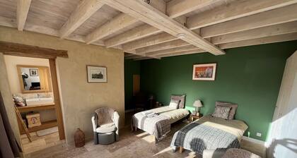 Gîte de la chambre verte facing the Tour de la Reine Blanche