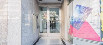 Beau, sûr, confortable et familial en face du métro