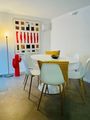 Dining - Elisa Apartments B, spacious apartment in front of the Walls of Lucca. (Lucca)