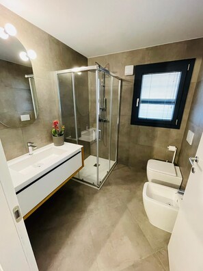 Hair dryer, towels, toilet paper - Elisa Apartments B, spacious apartment in front of the Walls of Lucca. (Lucca)