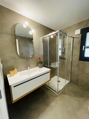 Hair dryer, towels, toilet paper - Elisa Apartments B, spacious apartment in front of the Walls of Lucca. (Lucca)