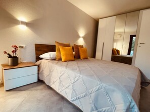 2 bedrooms, iron/ironing board, WiFi, bed sheets - Elisa Apartments B, spacious apartment in front of the Walls of Lucca. (Lucca)