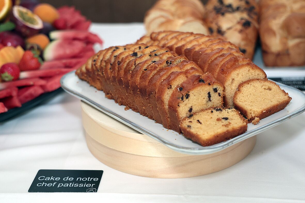 Ein Kuchenstück mit dem Aufdruck 'Cake de notre chef pâtissier'.