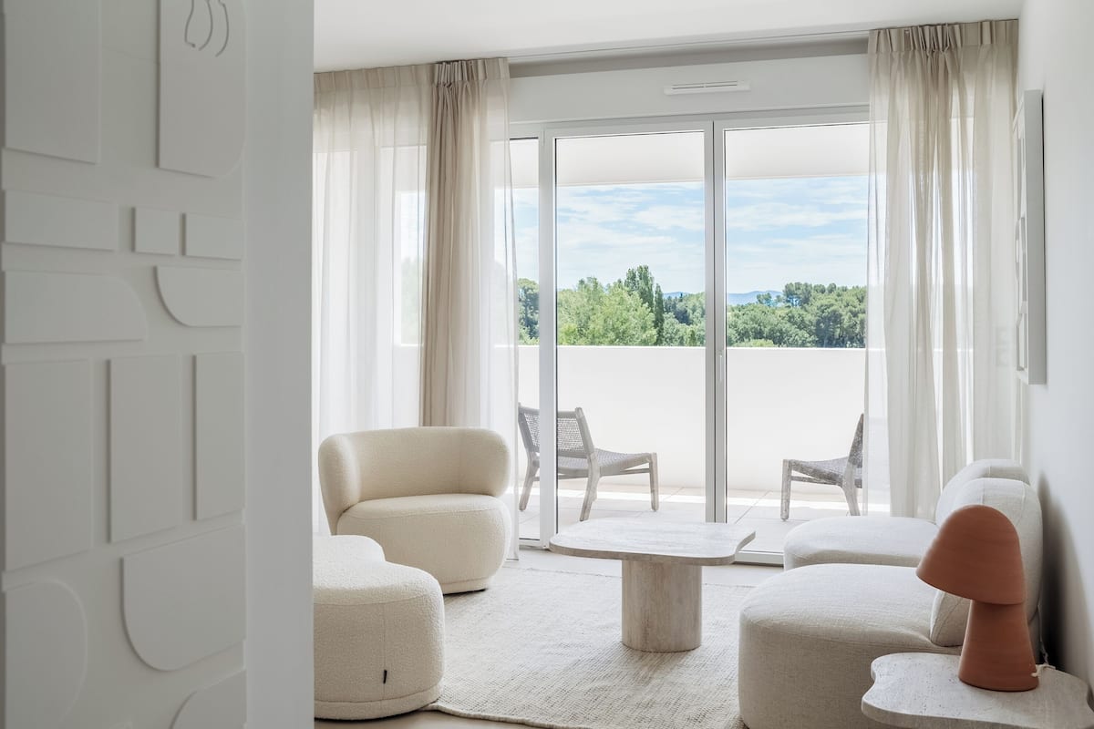 Escritorio, cortinas blackout, insonorización y cunas