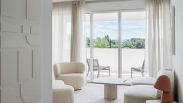1 bedroom, desk, blackout curtains, soundproofing