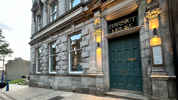 Edificio histórico con una puerta verde identificada como