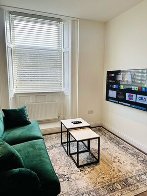Signature Apartment, 1 Bedroom, Non Smoking, Private Bathroom | Living area