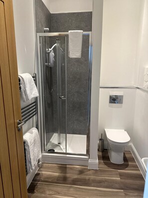 Kostenlose Toilettenartikel, Haartrockner, Handtücher, Seife
