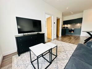 Signature Apartment, 1 Queen Bed, Non Smoking, Private Bathroom | Living area