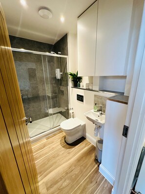 Signature Apartment, 1 Bedroom, Non Smoking, Private Bathroom | Bathroom | Free toiletries, hair dryer, towels, soap
