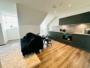Executive Apartment, 1 King Bed, Non Smoking, Private Bathroom | Private kitchen