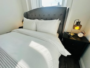 1 bedroom, hypo-allergenic bedding, individually decorated - Barnet House Serviced Apartments (Dunfermline)