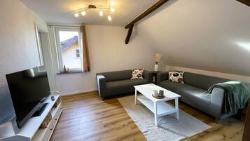 TV connectée, baby-foot, table de tennis de table, livres