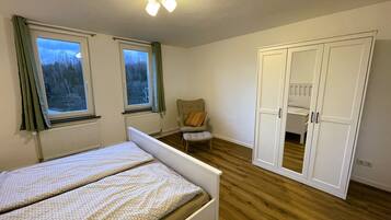 2 Schlafzimmer, Reisekinderbett, kostenloses WLAN, Bettwäsche